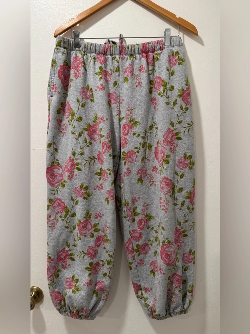 Target Wild Fable Gray Pink Floral Mock Neck
Sweatshirt & Joggers Set • Size L - Picture 4 of 8